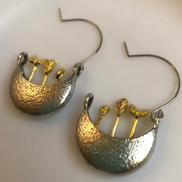 Unique potted plant/flower & butterfly earrings, faux gold/silver - Picture 4 of 10